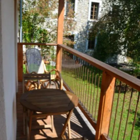 Maison Accueillante A Avec Piscine Partagee Gembrie
