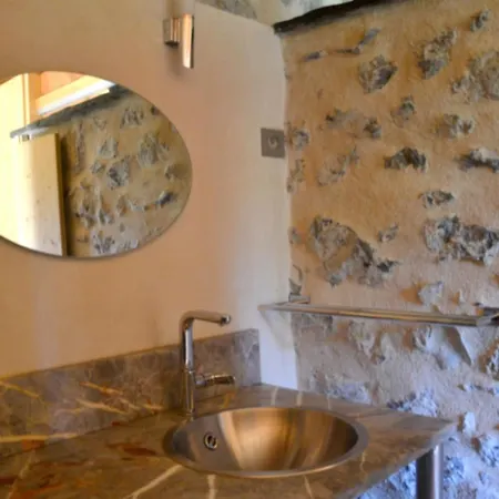 Maison Accueillante A Avec Piscine Partagee Gembrie