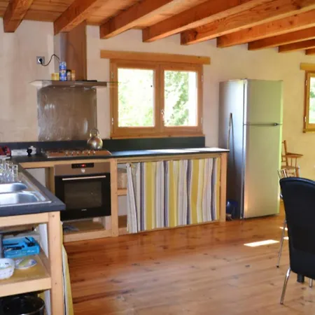 Maison Accueillante A Avec Piscine Partagee