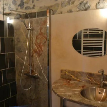 Maison Accueillante à Avec Piscine Partagée * Gembrie