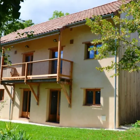 Maison Accueillante A Avec Piscine Partagee Gembrie