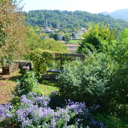 Casa de Férias Maison Accueillante à Avec Piscine Partagée