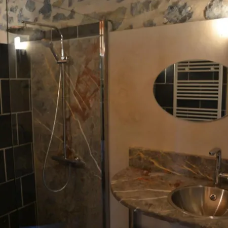 Maison Accueillante à Avec Piscine Partagée *